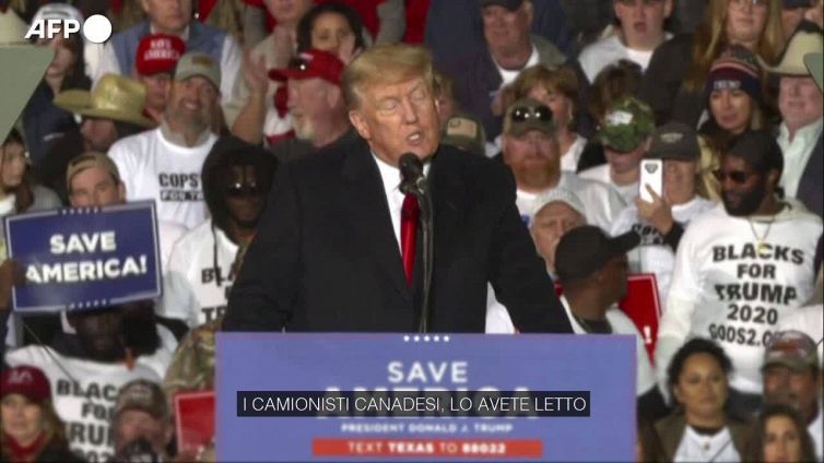 No vax, Trump appoggia i camionisti canadesi: "Siamo con loro fino in fondo"