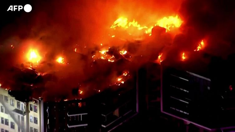 Stati Uniti, a fuoco un edificio residenziale in costruzione