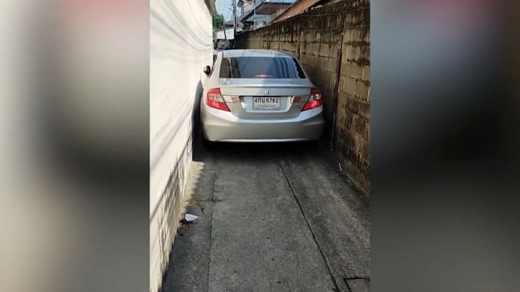 Precisa al millimetro: la manovra in auto è pazzesca
