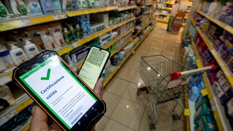 Addio al green pass, la possibile data in cui non servirà più