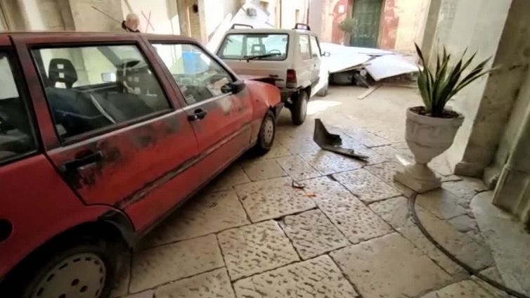 San Severo, senza green pass non puo' entrare in Comune: prende l'auto e sfonda il portone