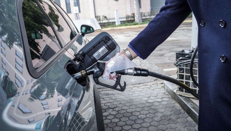 Benzina e diesel a prezzi record: gli aumenti di febbraio 2022