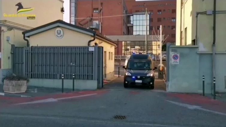 Torino, nascondevano la droga nei pacchetti di patatine: 4 persone arrestate