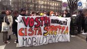 Milano, manifestazione degli studenti: forze dell'ordine in piazza con le bodycam