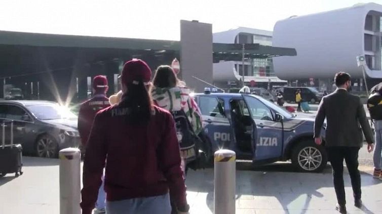 L'abbraccio dell'oro olimpico Stefania Constantini con il fidanzato al suo rientro in Italia