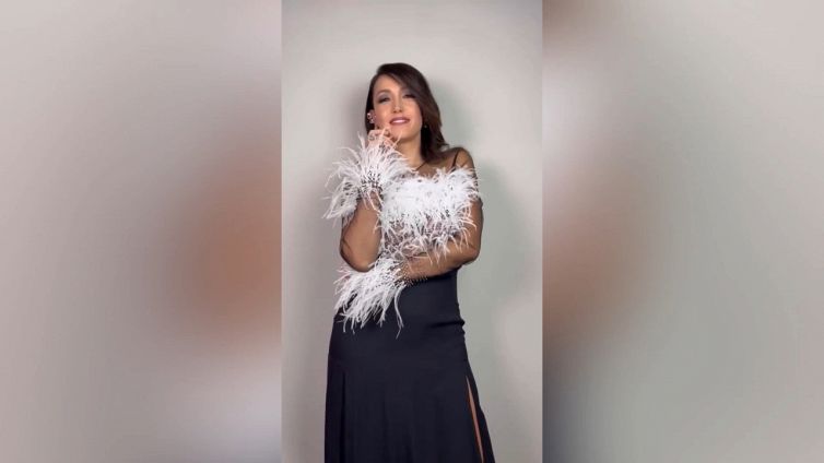 Il Cantante Mascherato, sfoggio di piume ed eleganza per Caterina Balivo
