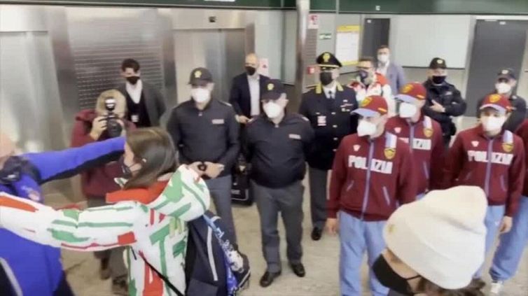 Olimpiadi, l'arrivo a Malpensa di Constantini dopo l'oro olimpico