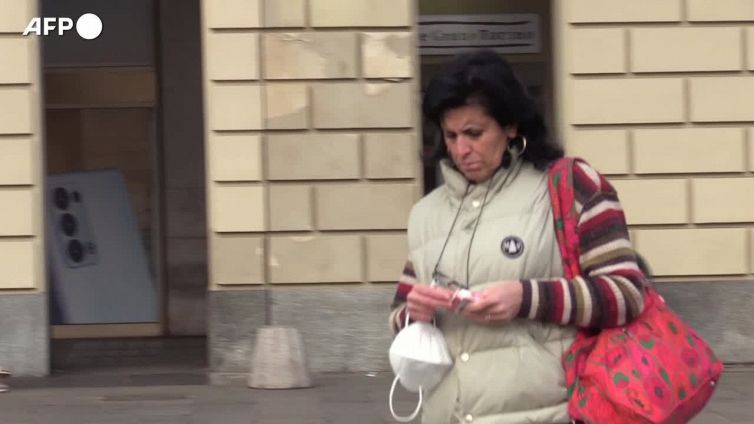 Prove di "normalita'": via le mascherine all'aperto e si torna in discoteca