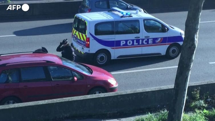 Parigi, posti di blocco per fermare i "convogli della liberta'"