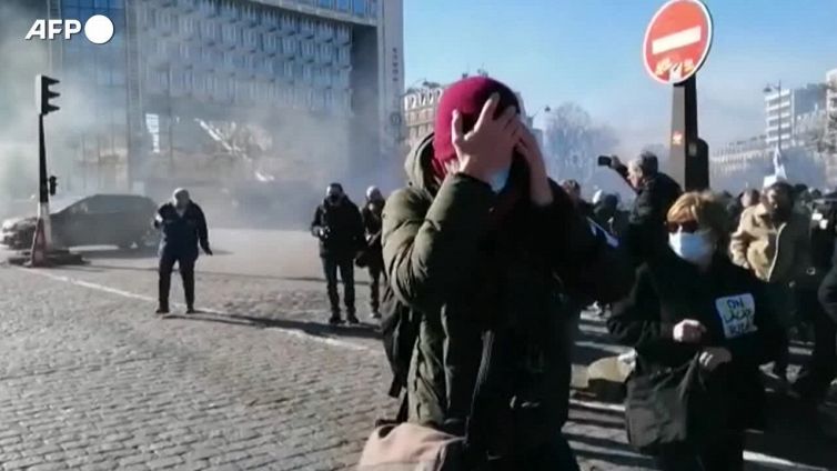 Parigi, anche i gilet gialli alla protesta contro le restrizioni anti-Covid