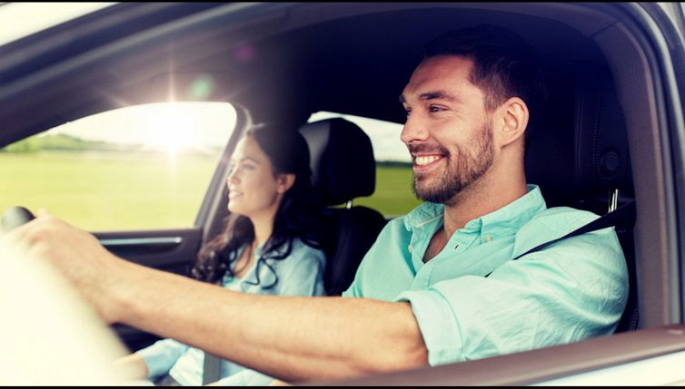 Viaggio in auto, i consigli per una partenza felice