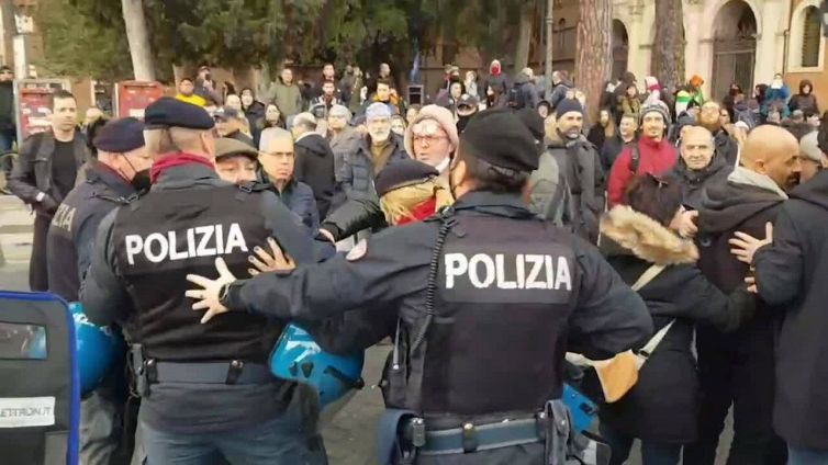 Roma, i no vax a piazza Venezia: "Presidio permanente, dormiremo qui"