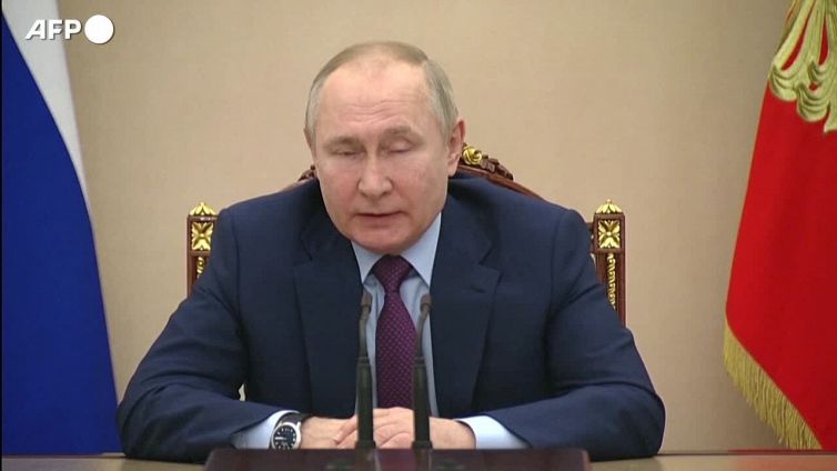 Lavrov come Macron, 4 metri di distanza nel colloquio con Putin