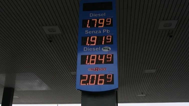 Caro benzina, gli automobilisti: "Problema che si ripercuote anche su altri settori"