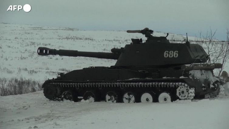 I militari russi si esercitano, i carri armati sparano contro finti bersagli