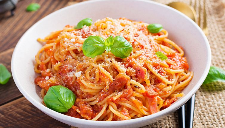 Conservi la pasta già condita con il sugo in frigo? Sbagli