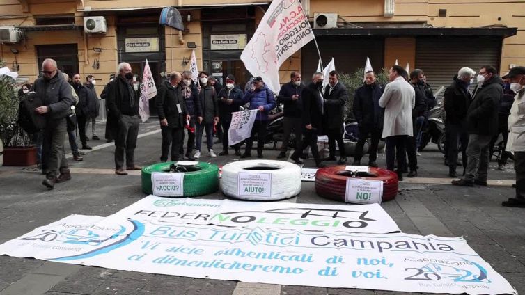 Protesta a Napoli di Ncc e bus turistici: "Siamo con l'acqua alla gola"