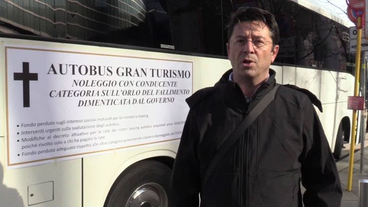 Covid: Milano, operatori Ncc e dei bus turistici protestano sotto Regione Lombardia