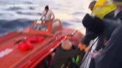 Incendio a bordo di un traghetto tra Brindisi e la Grecia: le immagini dei soccorsi