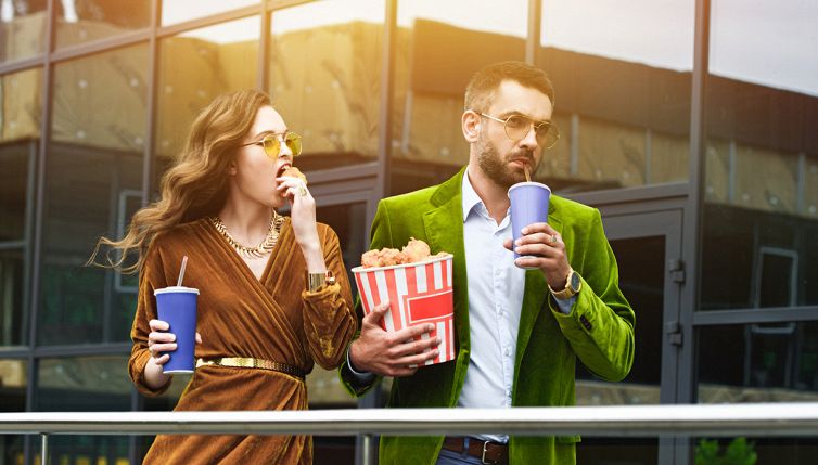 Ami lo street food? Non camminare mentre mangi: cosa può accadere