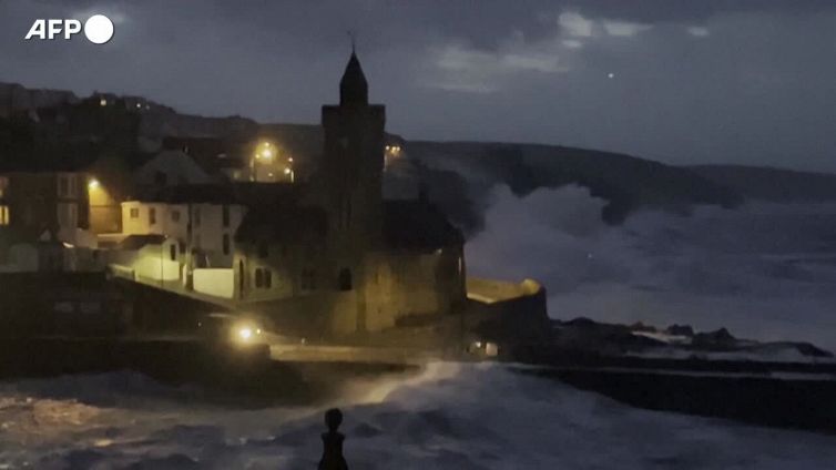 Gran Bretagna, la tempesta Eunice porta neve e raffiche di vento fino a 150 km/h