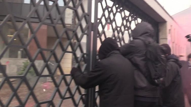 Scuola-lavoro, Torino: scontri studenti-carabinieri alla sede di Confindustria