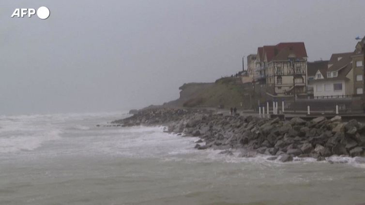 Maltempo, la tempesta Eunice raggiunge la costa settentrionale della Francia