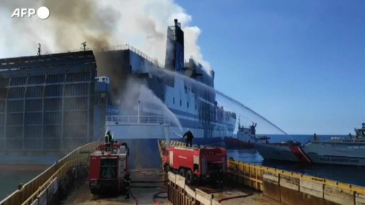 Traghetto incendiato: le operazioni di spegnimento