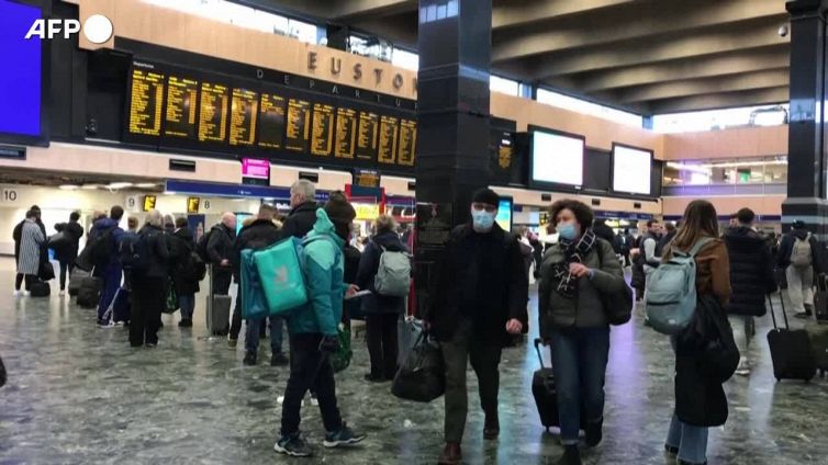 Maltempo, la tempesta Eunice colpisce la Gran Bretagna: interrotti i collegamenti ferroviari