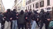 Scuola: Roma, studenti lanciano uova contro la polizia