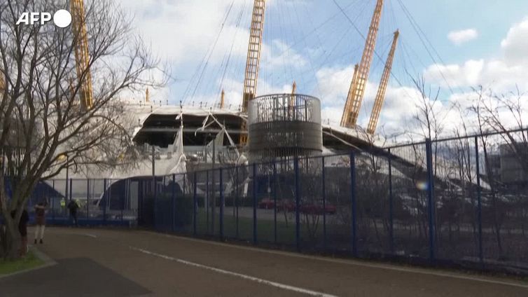 Tempesta Eunice, divelto il tetto della O2 Arena di Londra