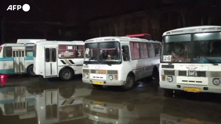 Ucraina, fuga da Donetsk: gli abitanti lasciano la citta' sugli autobus