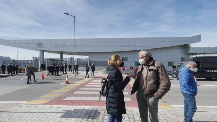 Ucraina, presidio contro guerra alla base Nato di Lago Patria