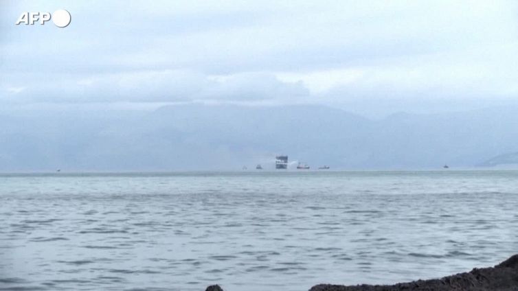 Incendio traghetto tra Grecia e Italia, trovato vivo uno dei dispersi