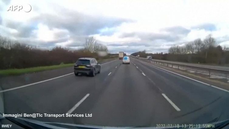 Tempesta Eunice, raffica di vento rovescia un camion in Gran Bretagna