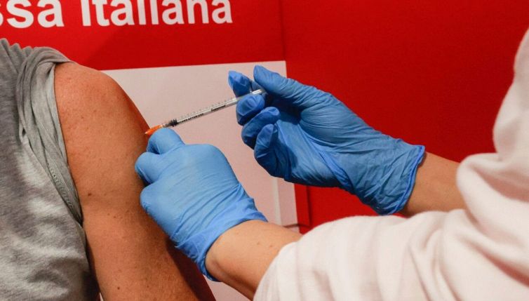 Covid e quarta dose, chi dovrà farla e dopo quanto tempo
