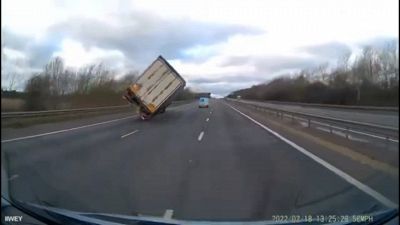 Il vento è fortissimo: il camion si ribalta