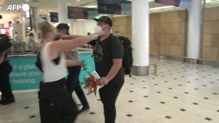 Covid, l'Australia riapre le frontiere: i primi abbracci dopo due anni