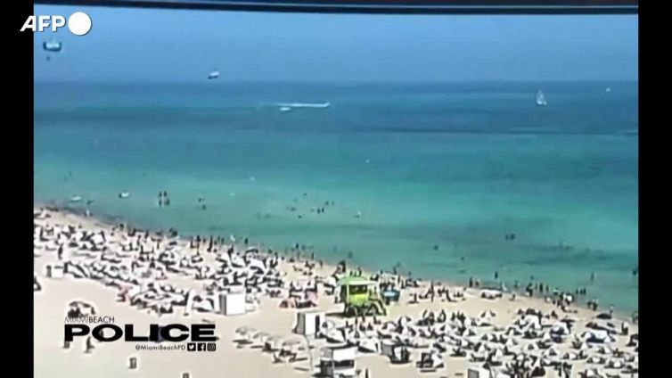 Miami, elicottero precipita in mare: salvi i 3 membri dell'equipaggio