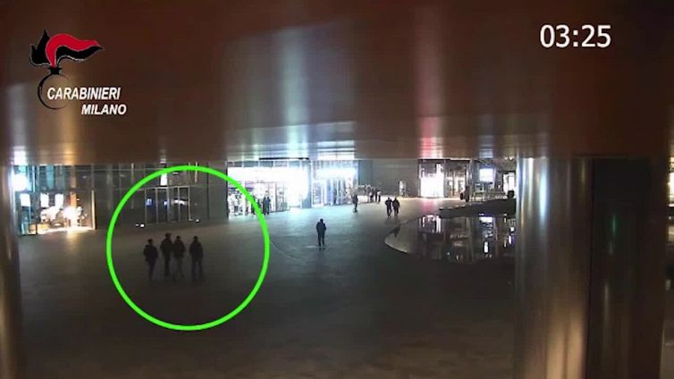 Movida violenta a Milano, sei feriti in liti e rapine