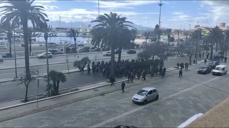 Calcio, tifosi del Napoli scortati dalla Polizia: insulti a Cagliari