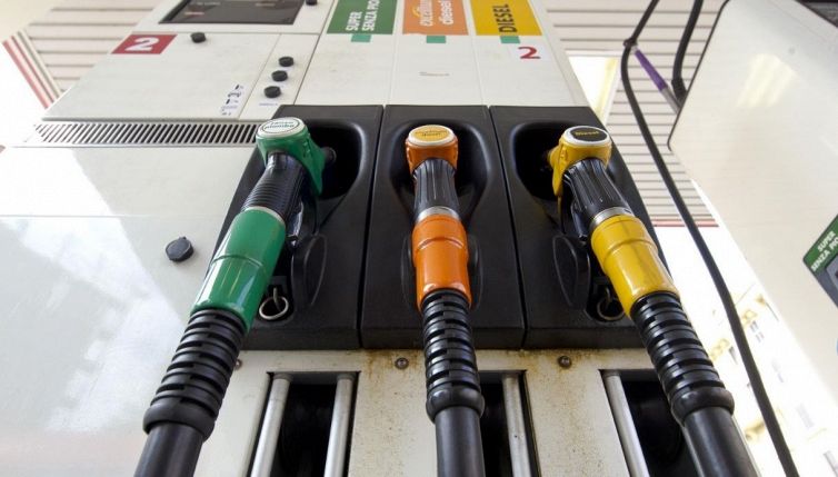 Rincari carburante, la decisione dei benzinai