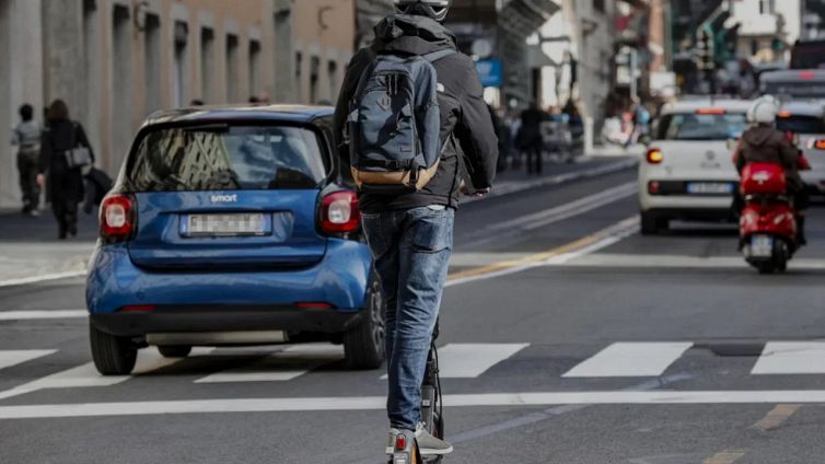 Monopattini, si cambia: nuove regole per circolazione e commercio
