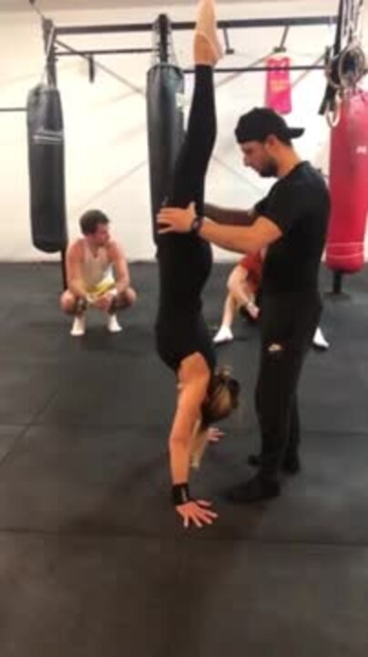 Lorella Cuccarini, la verticale e il Calisthenics