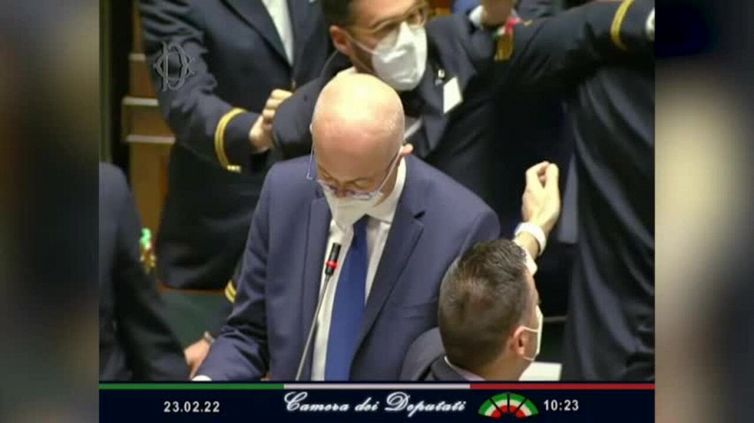 Vaccini, il gruppo Alt contro D'Incà: lancio di fogli in Aula