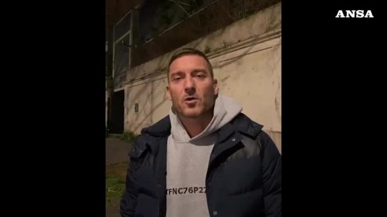 Totti: "Fake news su me e Ilary, sono stanco di smentire"