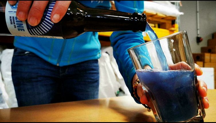 Arriva la birra blu (con super food!)