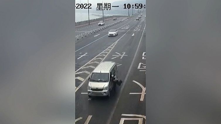 Pulmino tenta la fuga: il poliziotto non molla!