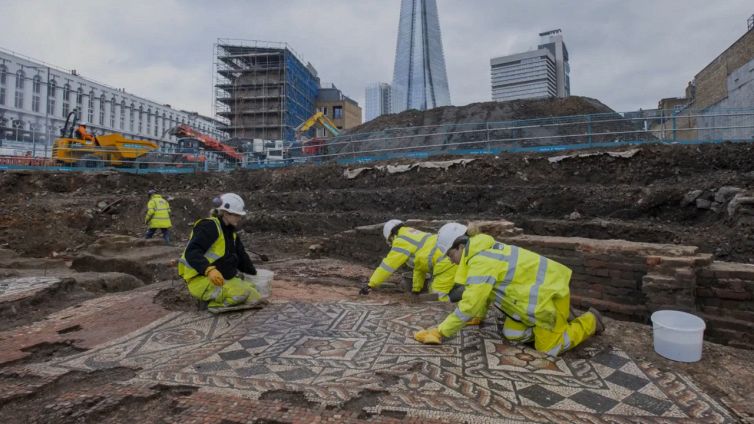 Mosaico romano nel centro di Londra, la scoperta straordinaria