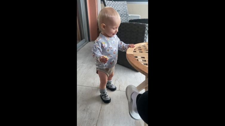 Il discorso del bambino è appassionato quanto incomprensibile